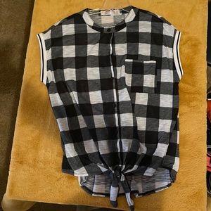 NEW. Women black and white top. Size L 11/13.